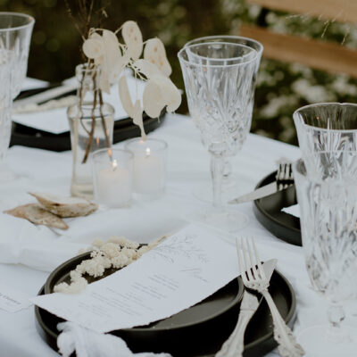 Sea and Silk Events - Rosielle and Co Styled Shoot - tablescape with black plates and deckled edge natural menu Minimal Seaside Styled Shoot